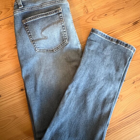 Time And Tru Straight Leg Women's size 4 Medium Wash Blue Denim Jeans - Picture 3 of 3